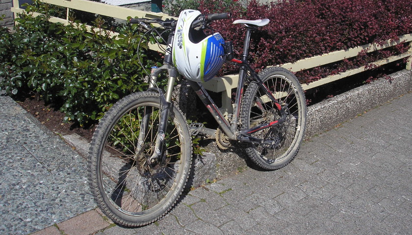 Fahrradhelm auf dem Mountainbike