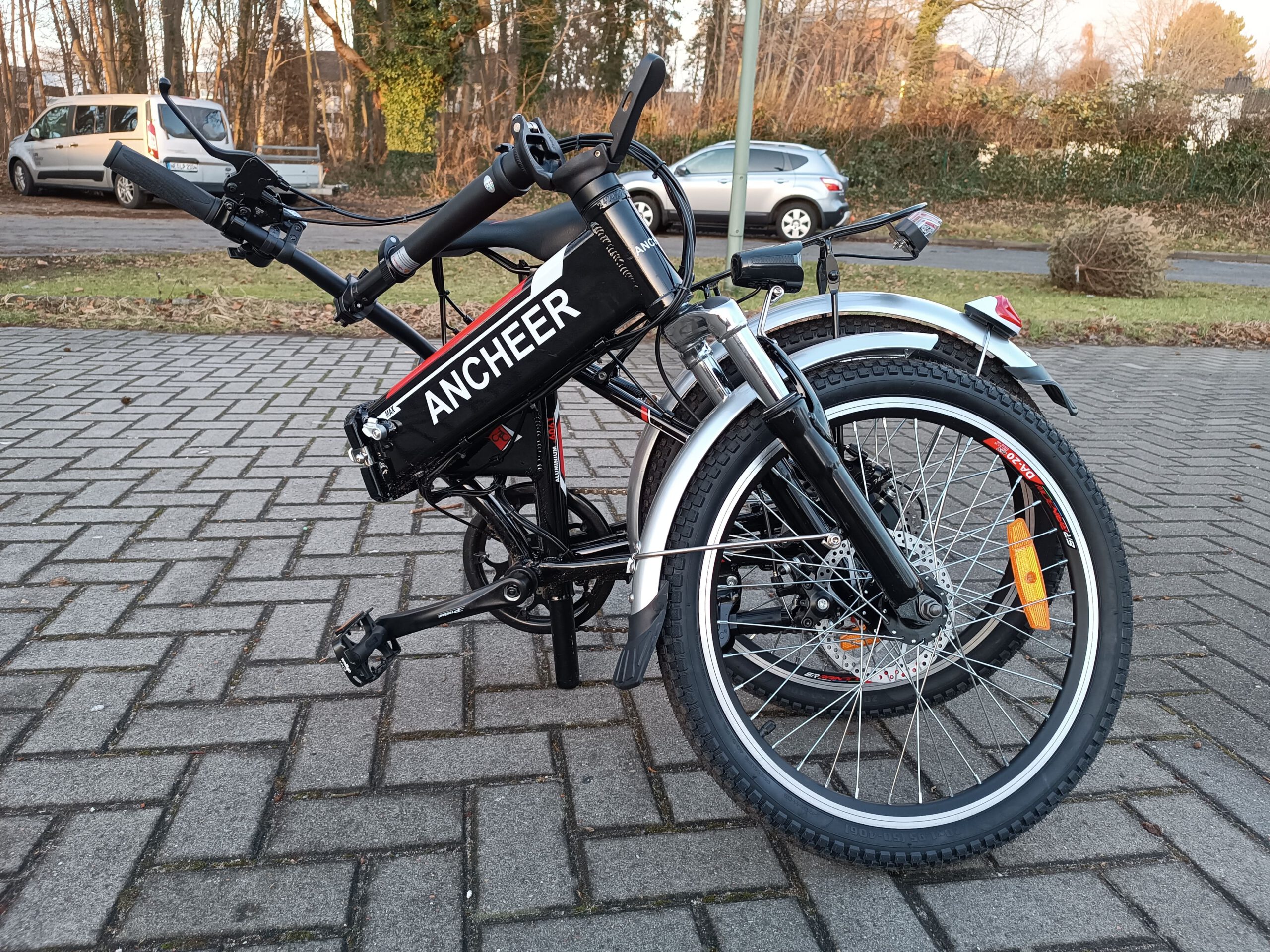 Ancheer E-Bike für den Test zusammengeklappt