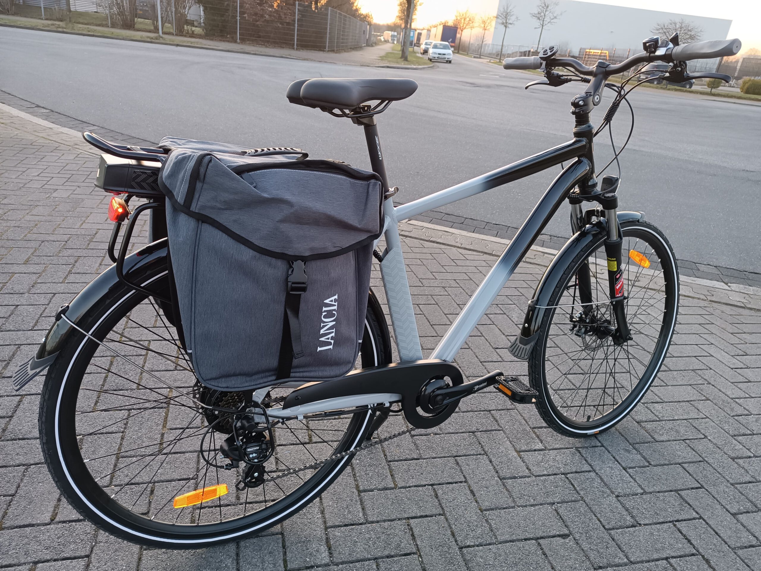 Gepäckträgertasche am Trekking E-Bike