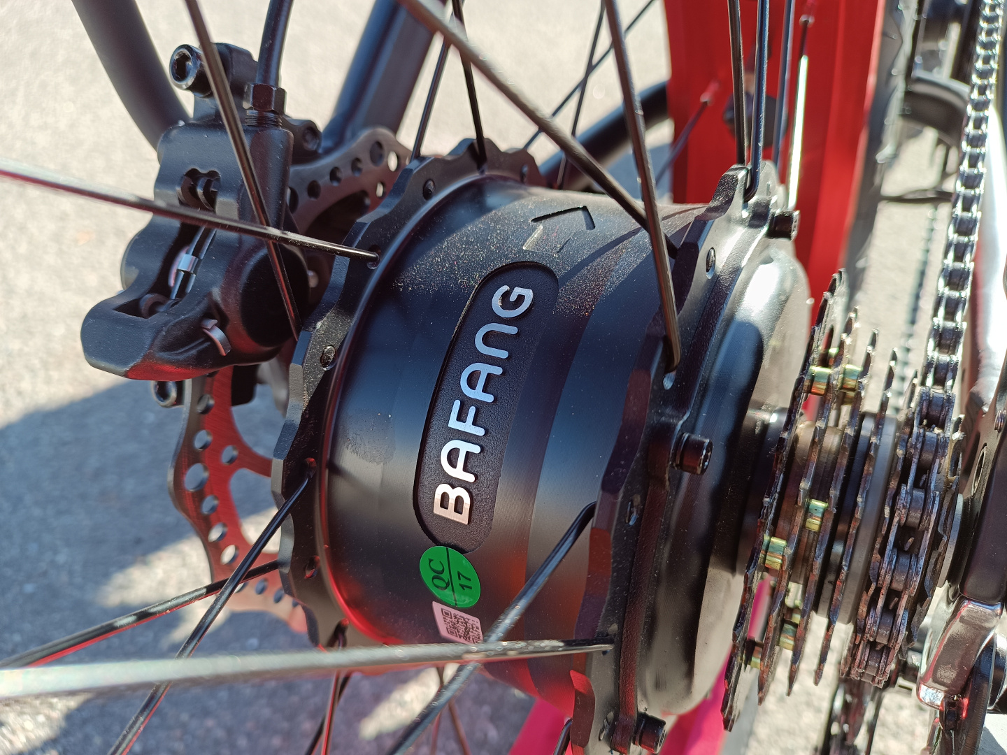 Mittelmotoren vs. Nabenmotoren: Eine detaillierte Analyse der E-Bike-Antriebssysteme