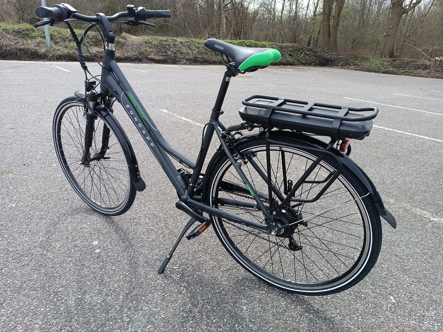 Modernes Design des Trekking E-Bikes