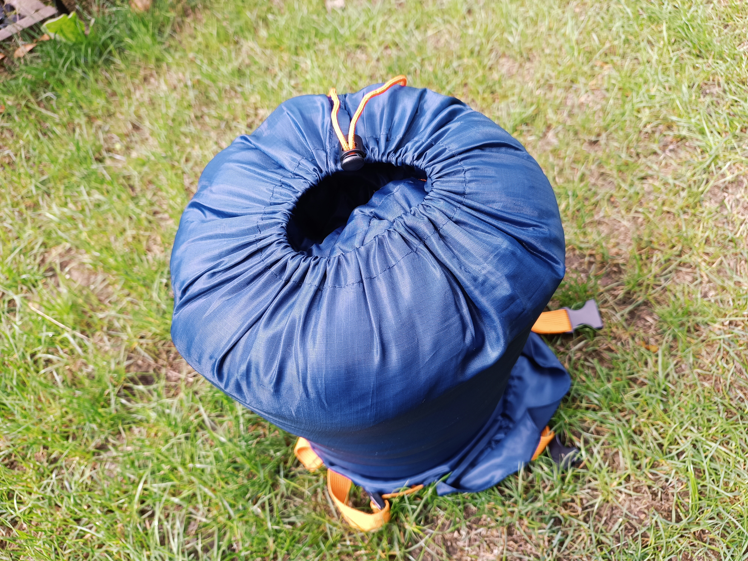 Der zeitgeist OUTDOOR Schlafsack im Kompressionspacksack