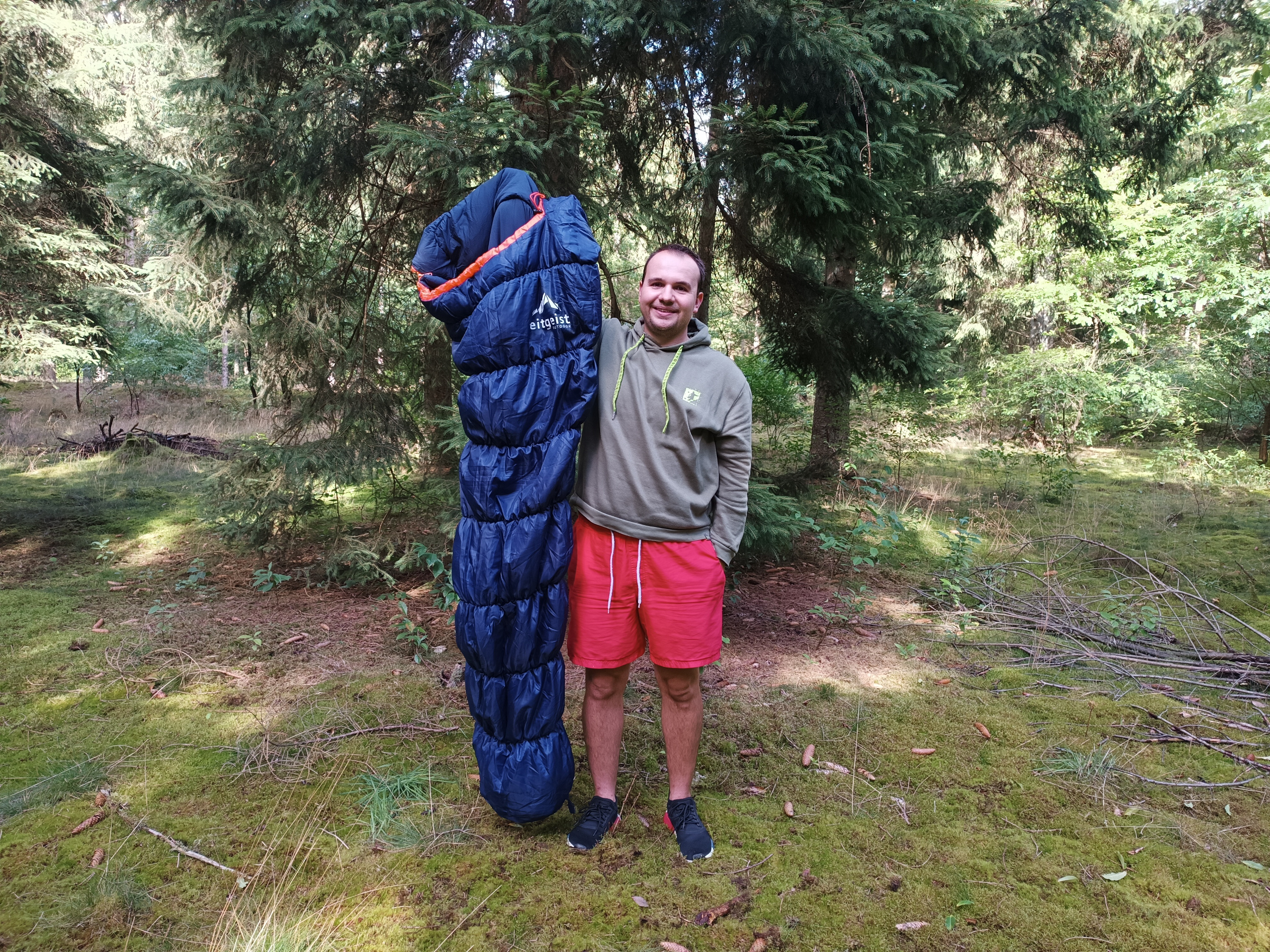 Die Gesamtlänge des Schlafsacks beträgt 210 cm