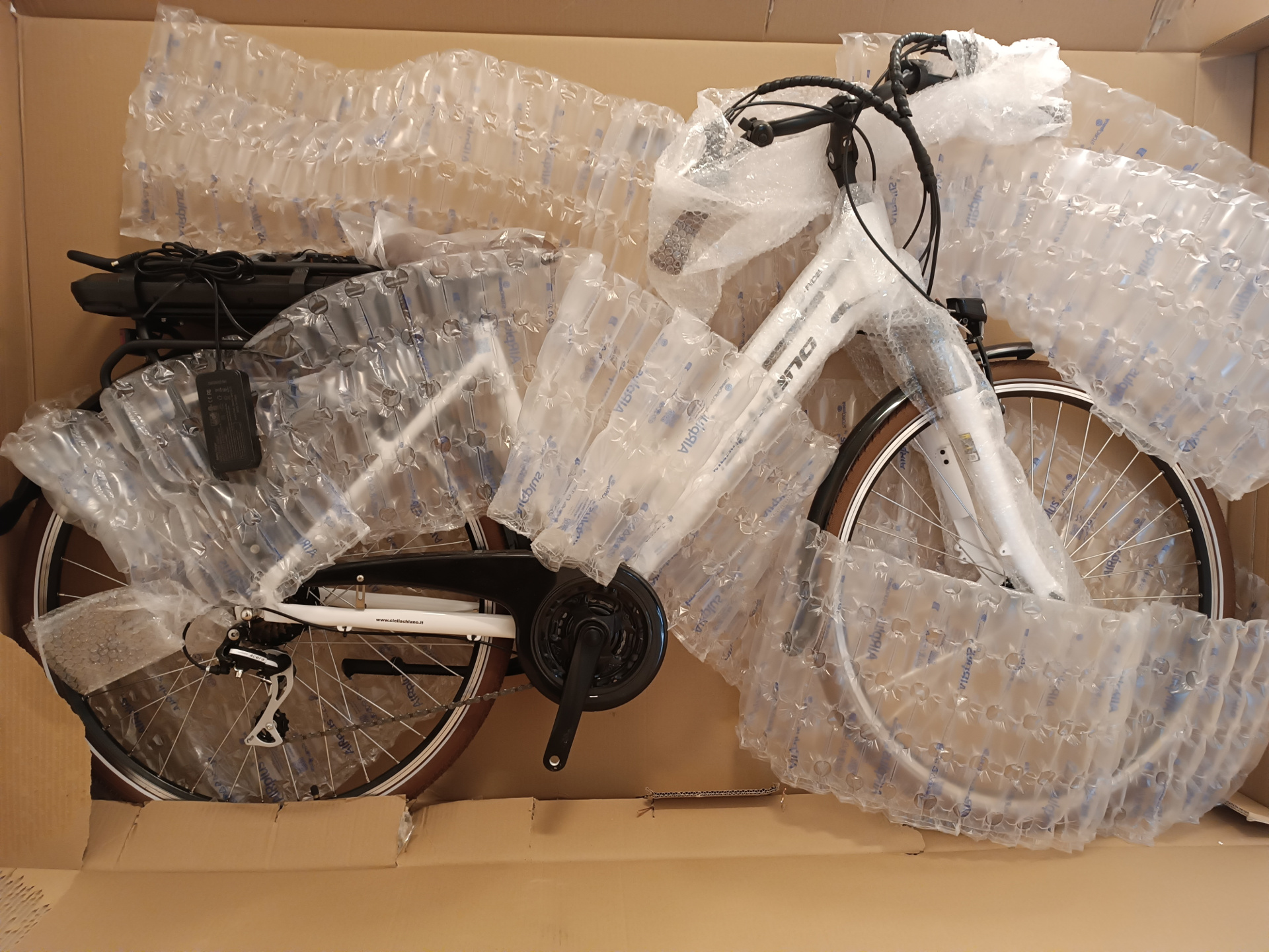 Das E-Bike kommt gut verpackt beim Kunden an