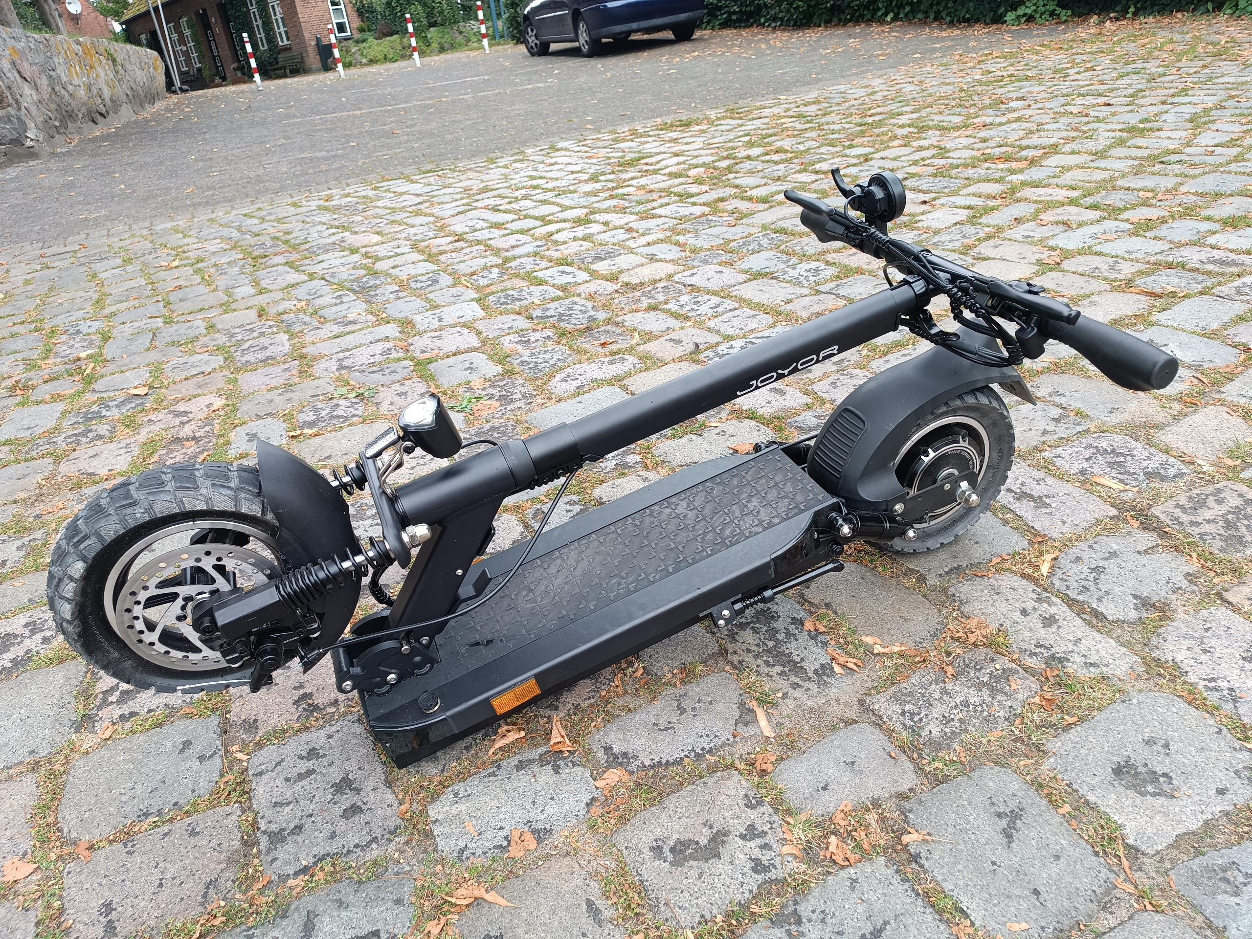 Das hohe Gewicht des E-Scooters ein großer Kritikpunkt