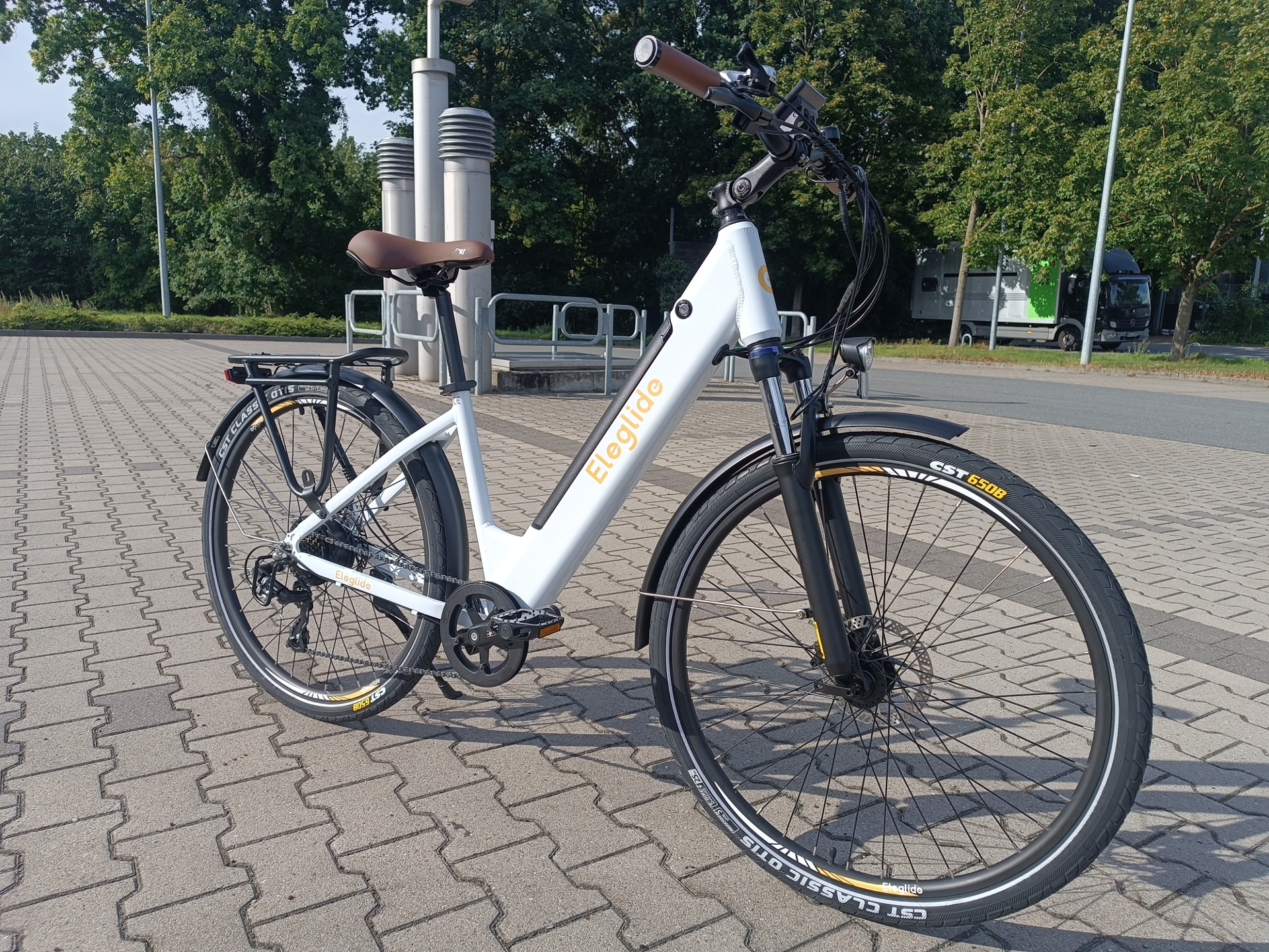 So sieht das Trekking E-Bike von Eleglide nach dem Aufbau aus