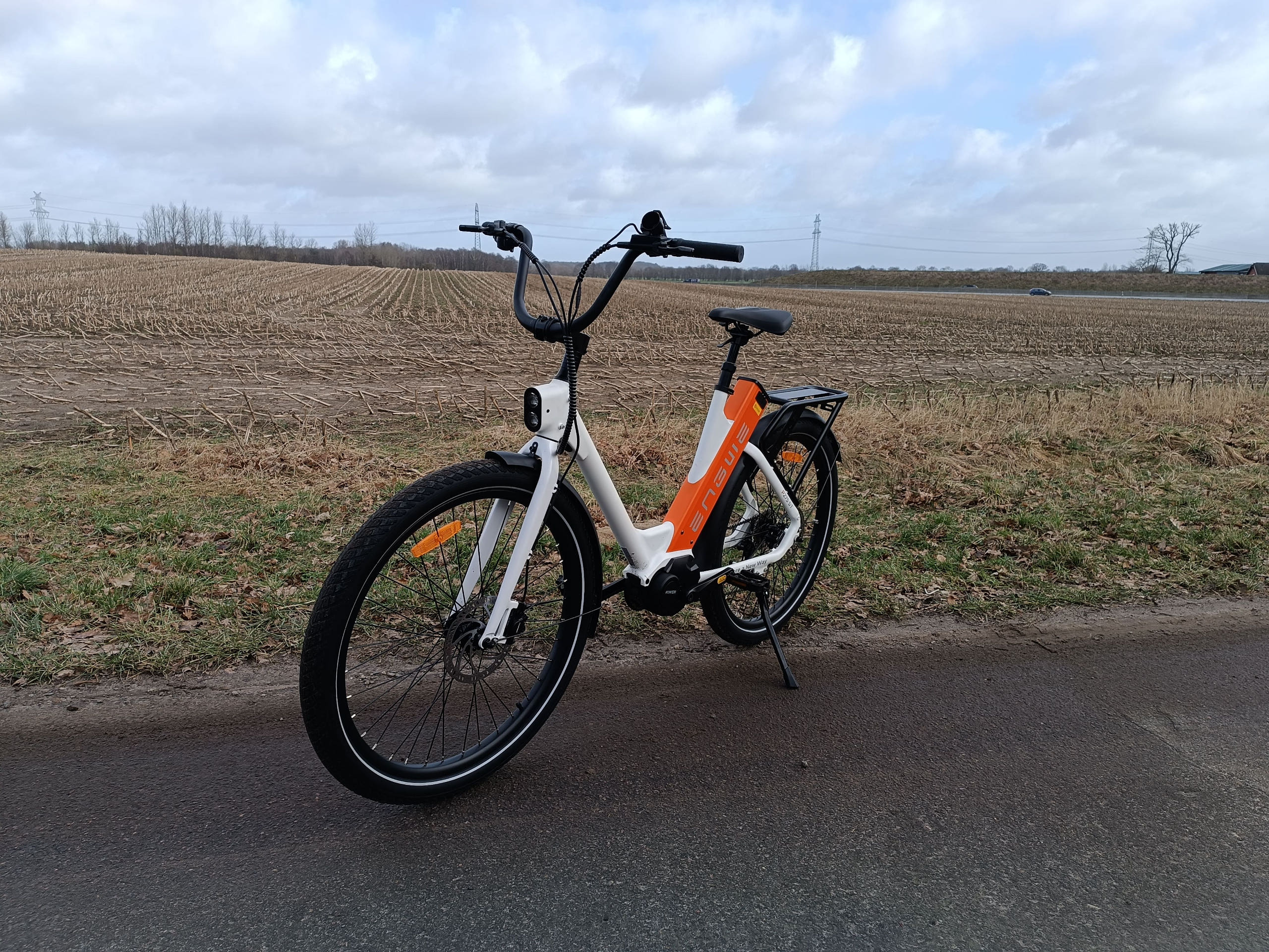 Die breiten 2,4 Zoll Reifen bieten auch im Gelände genug Grip | Quelle: ebiketester24.de