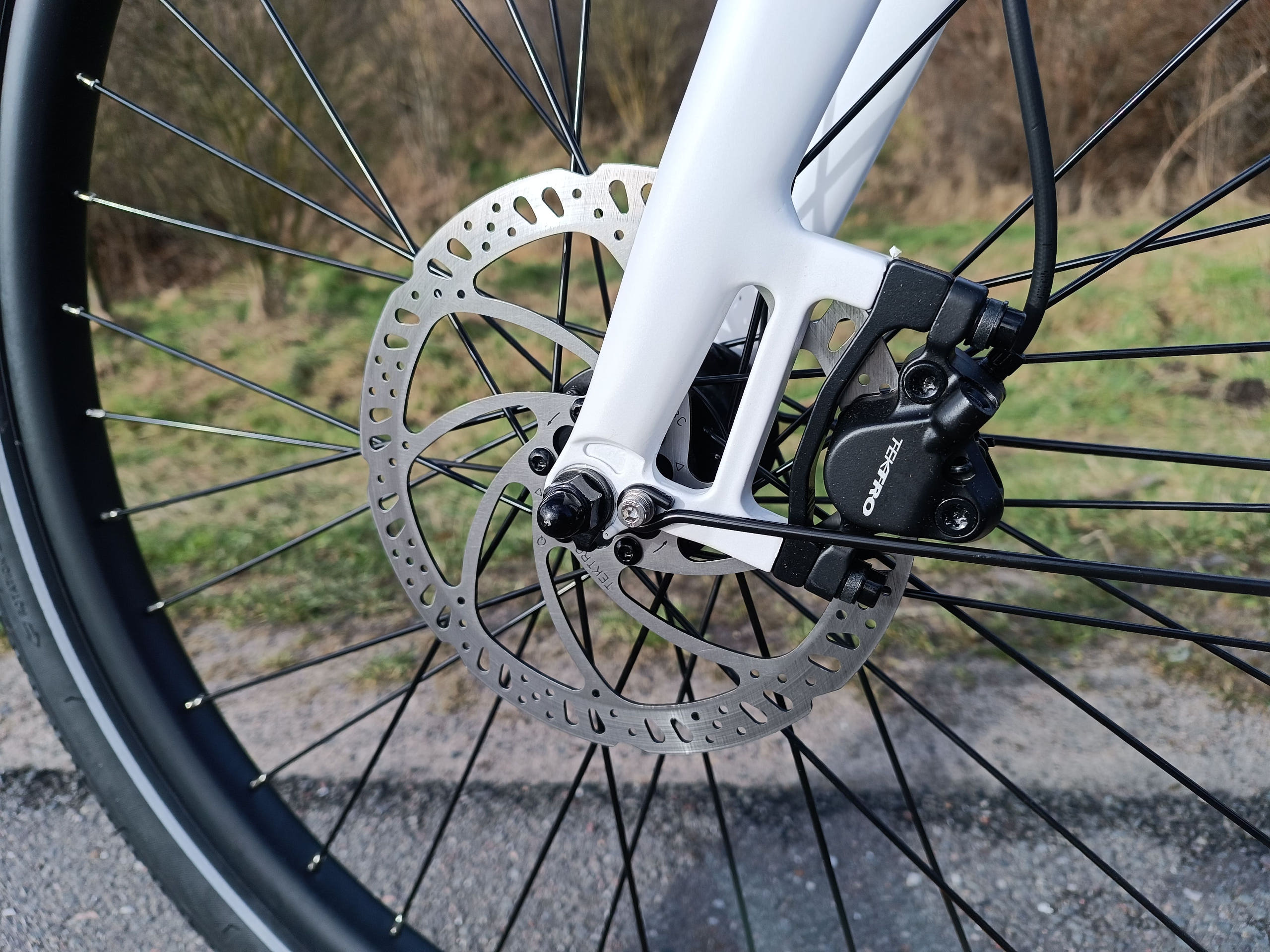 Scheibenbremsen mit 180 mm Durchmesser sorgen für kurze Bremswege | Quelle: ebiketester24.de