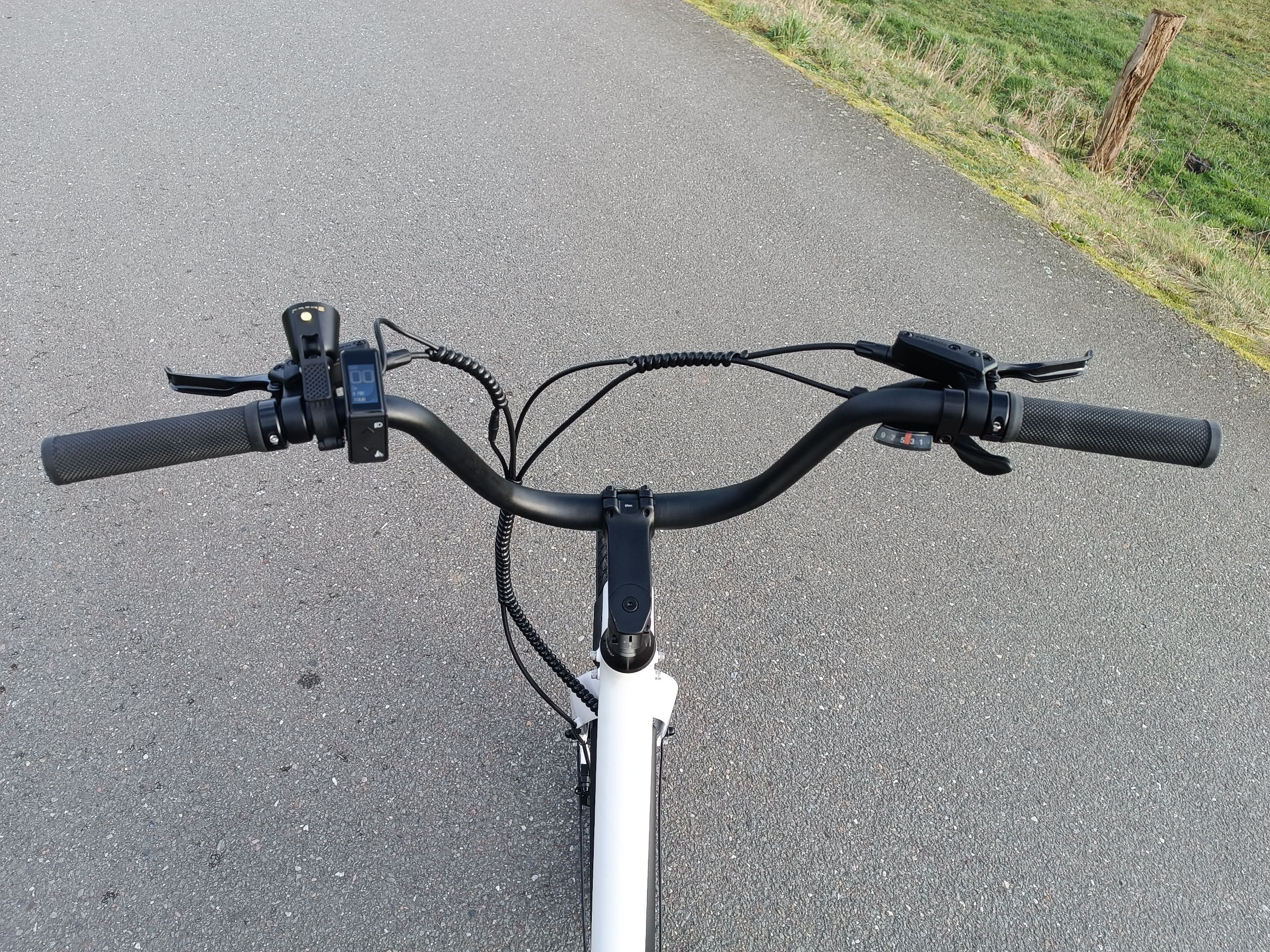 Das Cockpit wirkt beim ENGWE P275 ST sehr aufgeräumt | Quelle: ebiketester24.de