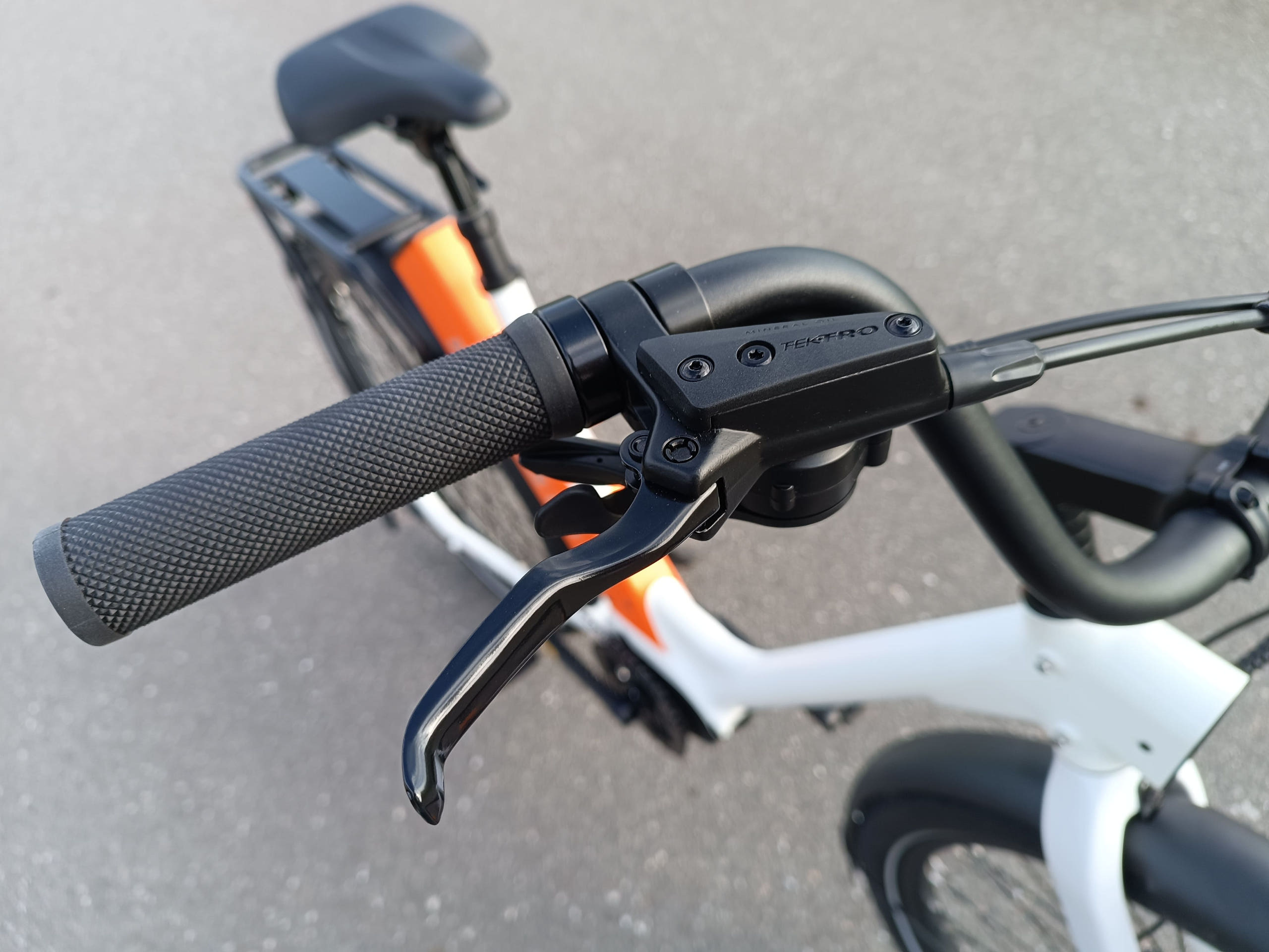 Die Bremshebel sind sehr ergonomisch angeordnet | Quelle: ebiketester24.de