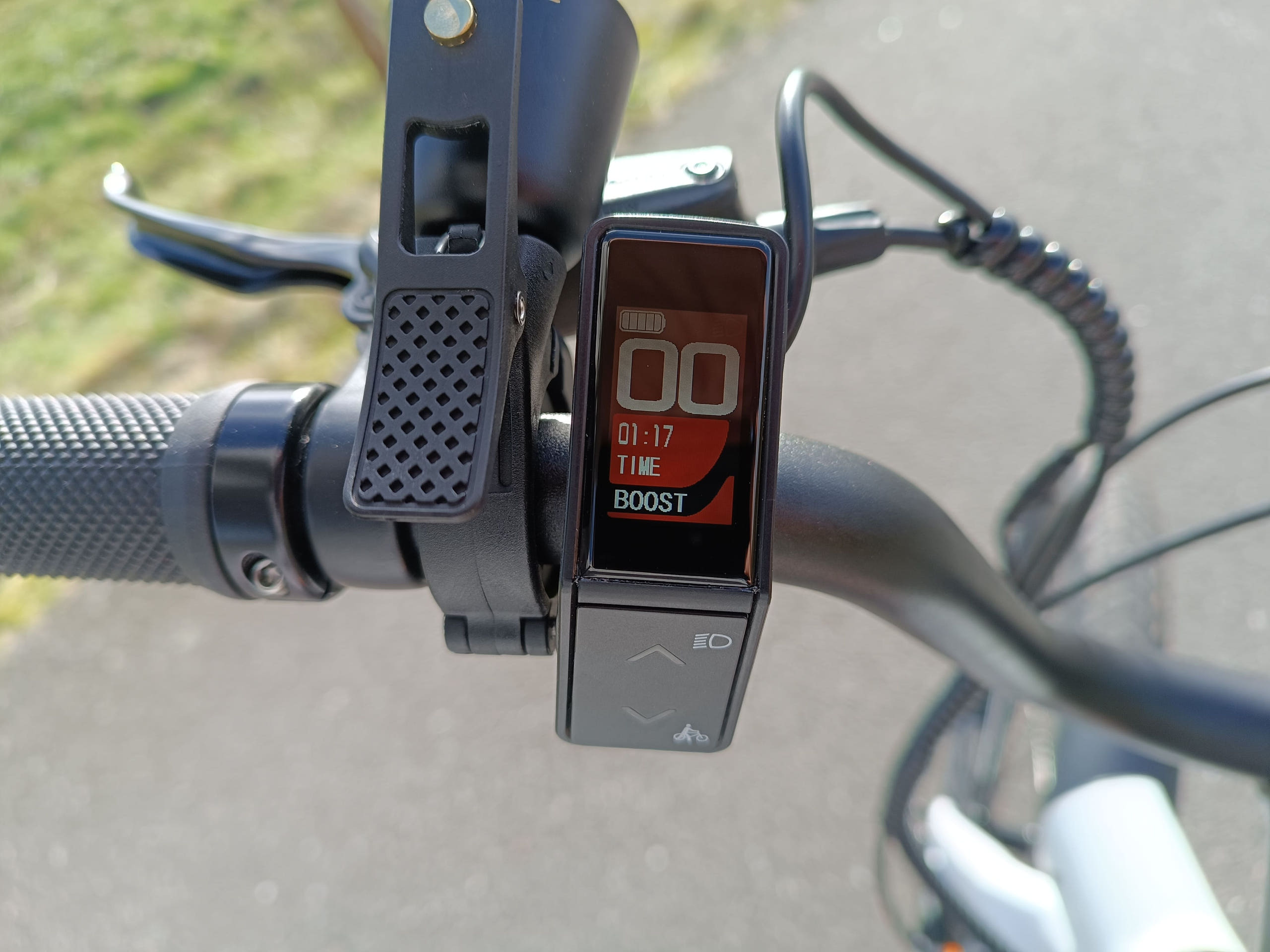 Auf dem LED-Farbdisplay können alle wichtigen Infos abgelesen werden | Quelle: ebiketester24.de