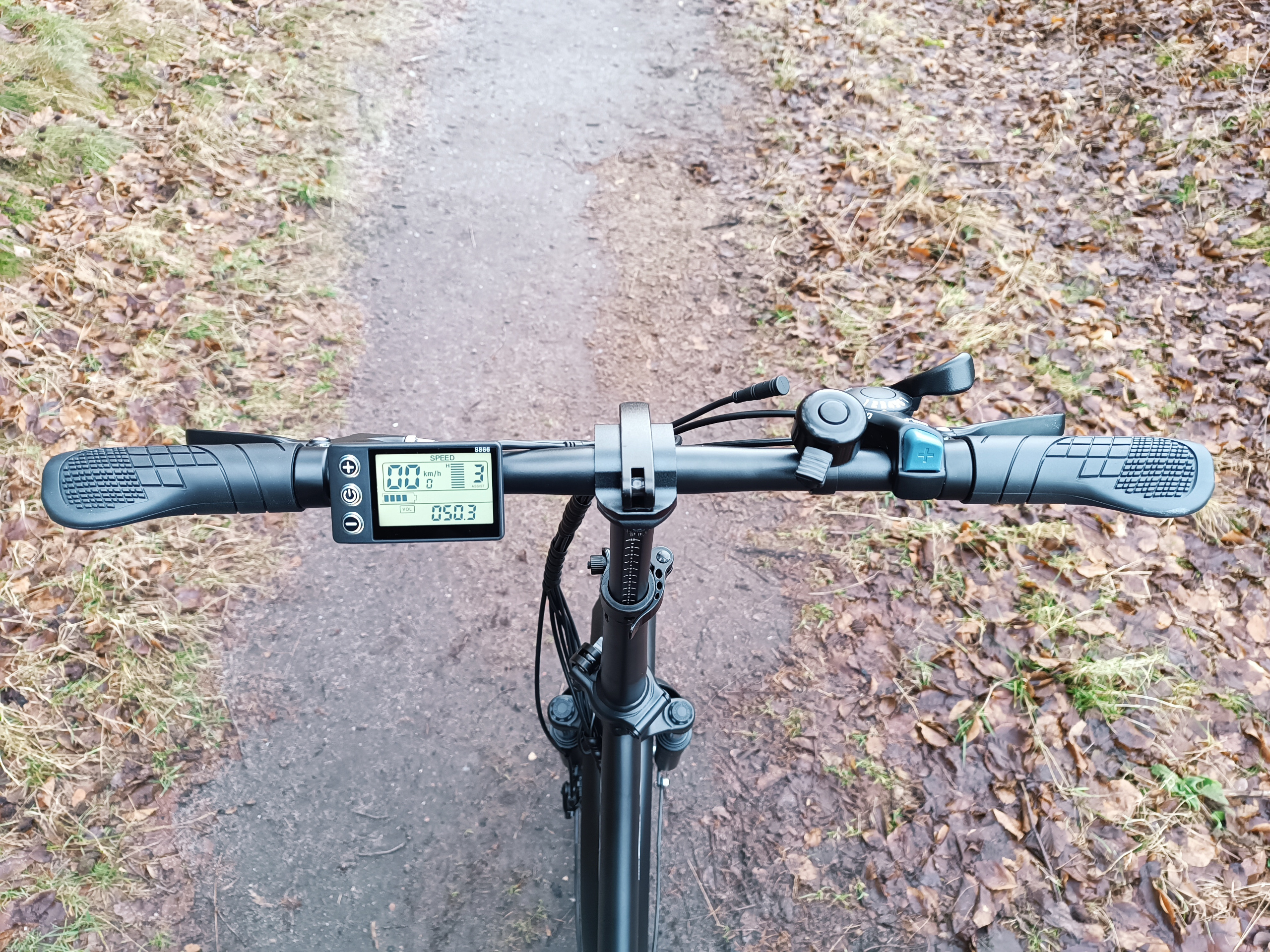 Das Cockpit wirkt beim Onesport OT16 sehr aufgeräumt | Quelle: ebiketester24.de