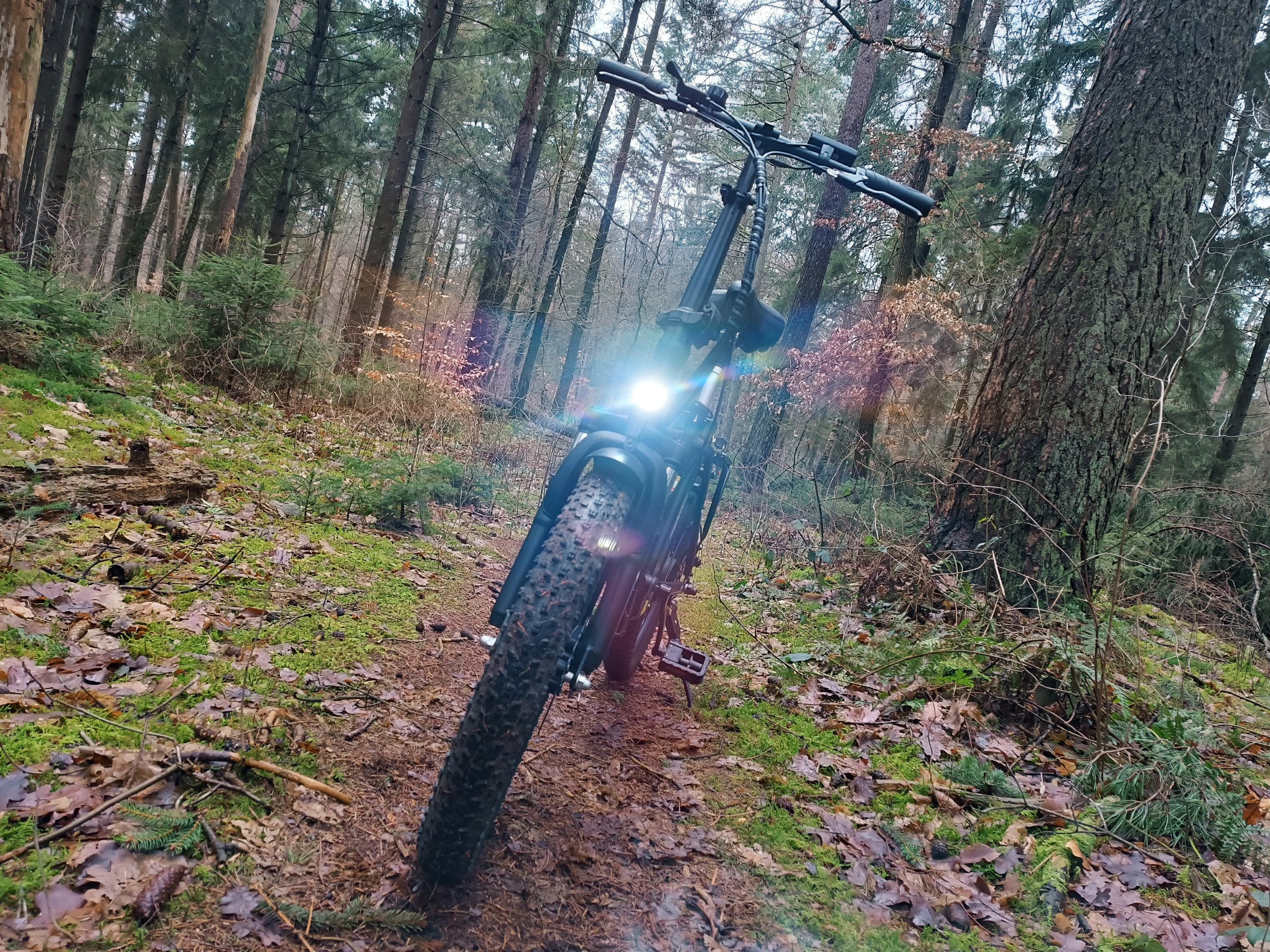 Dank LED-Frontscheinwerfer ist auch das Fahren bei Nacht sehr sicher | Quelle: ebiketester24.de