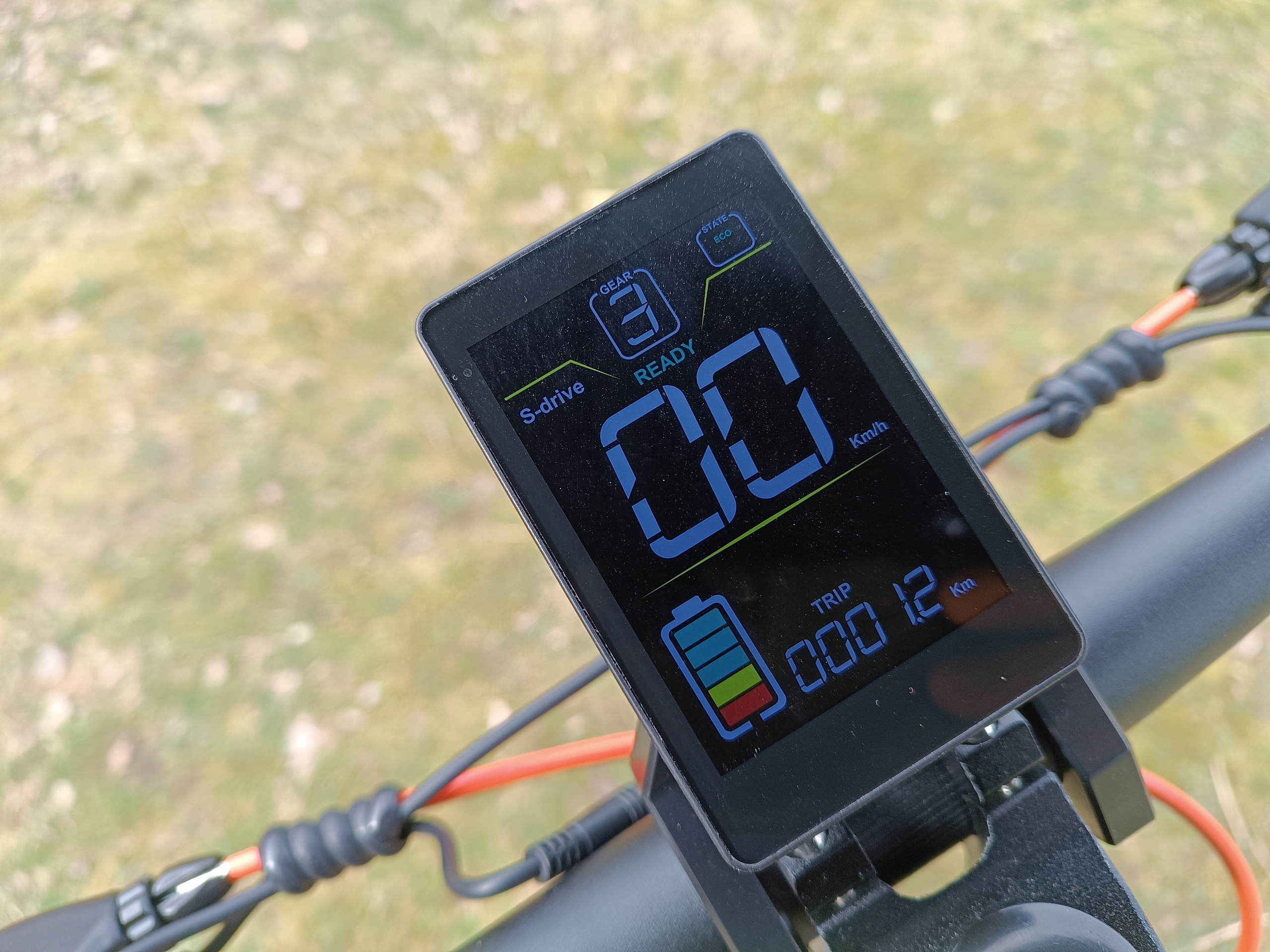 Auf dem LED-Farbdisplay können alle wichtigen Infos abgelesen werden | Quelle: ebiketester24.de