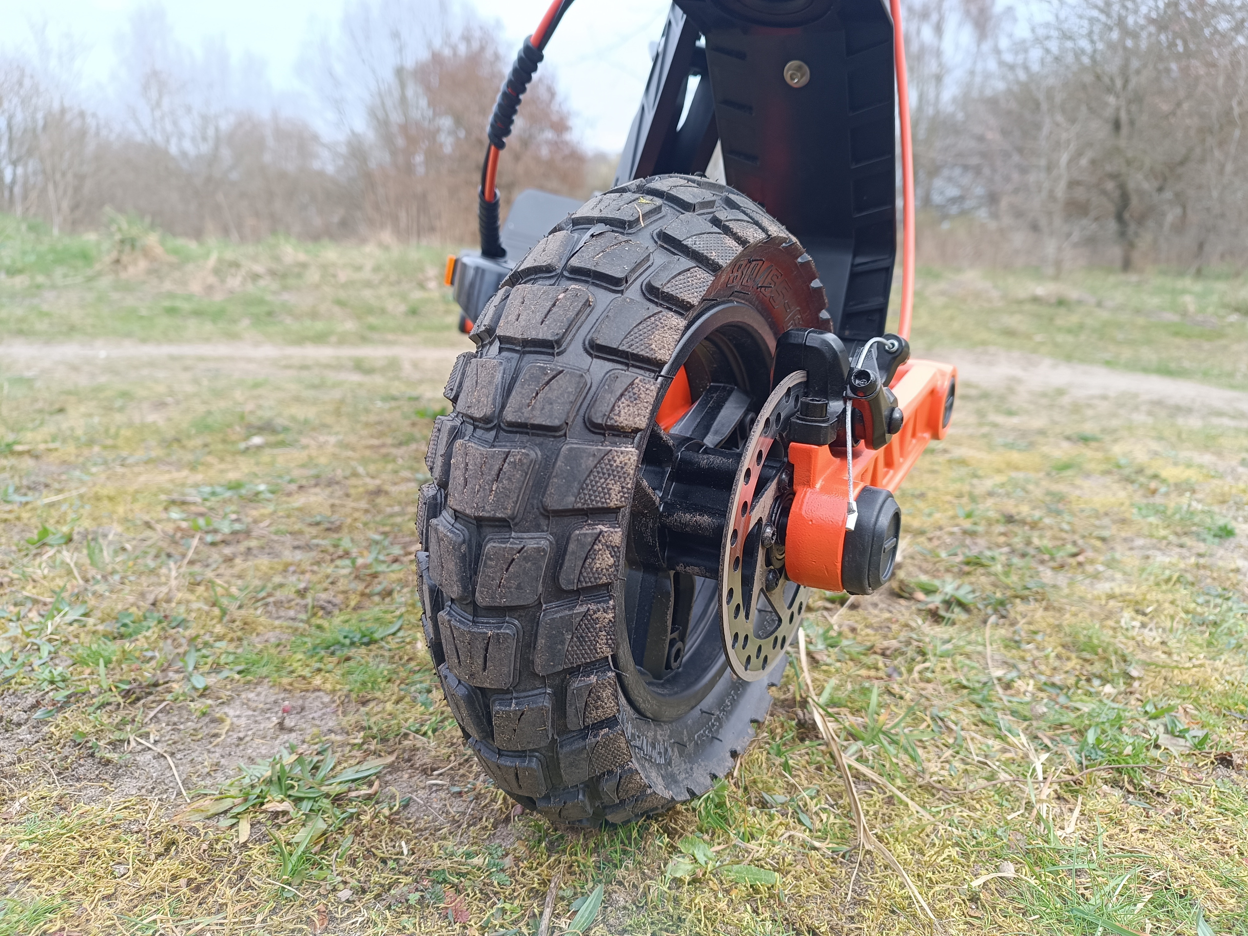 Die breiten Reifen rollen sehr stabil über alle Arten von Untergründen hinüber | Quelle: ebiketester24.de