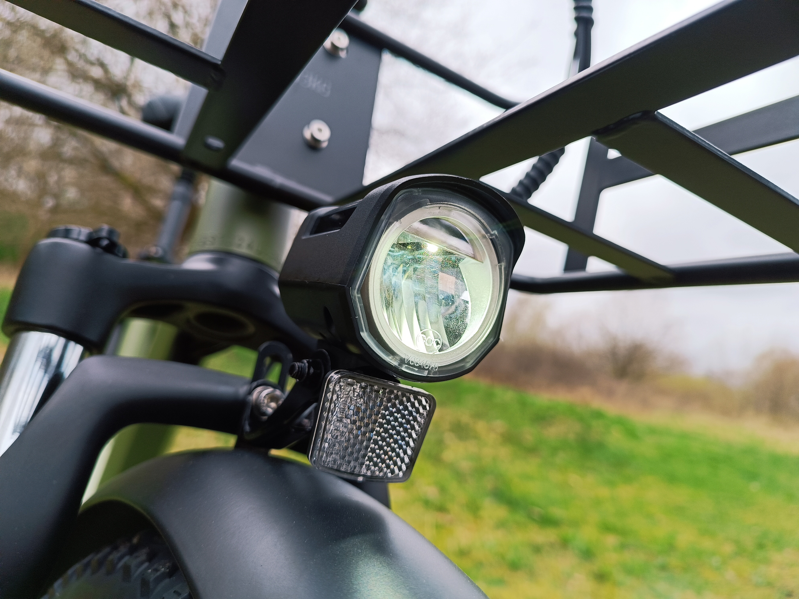 Dank LED-Frontscheinwerfer ist auch das Fahren bei Nacht sehr sicher | Quelle: ebiketester24.de