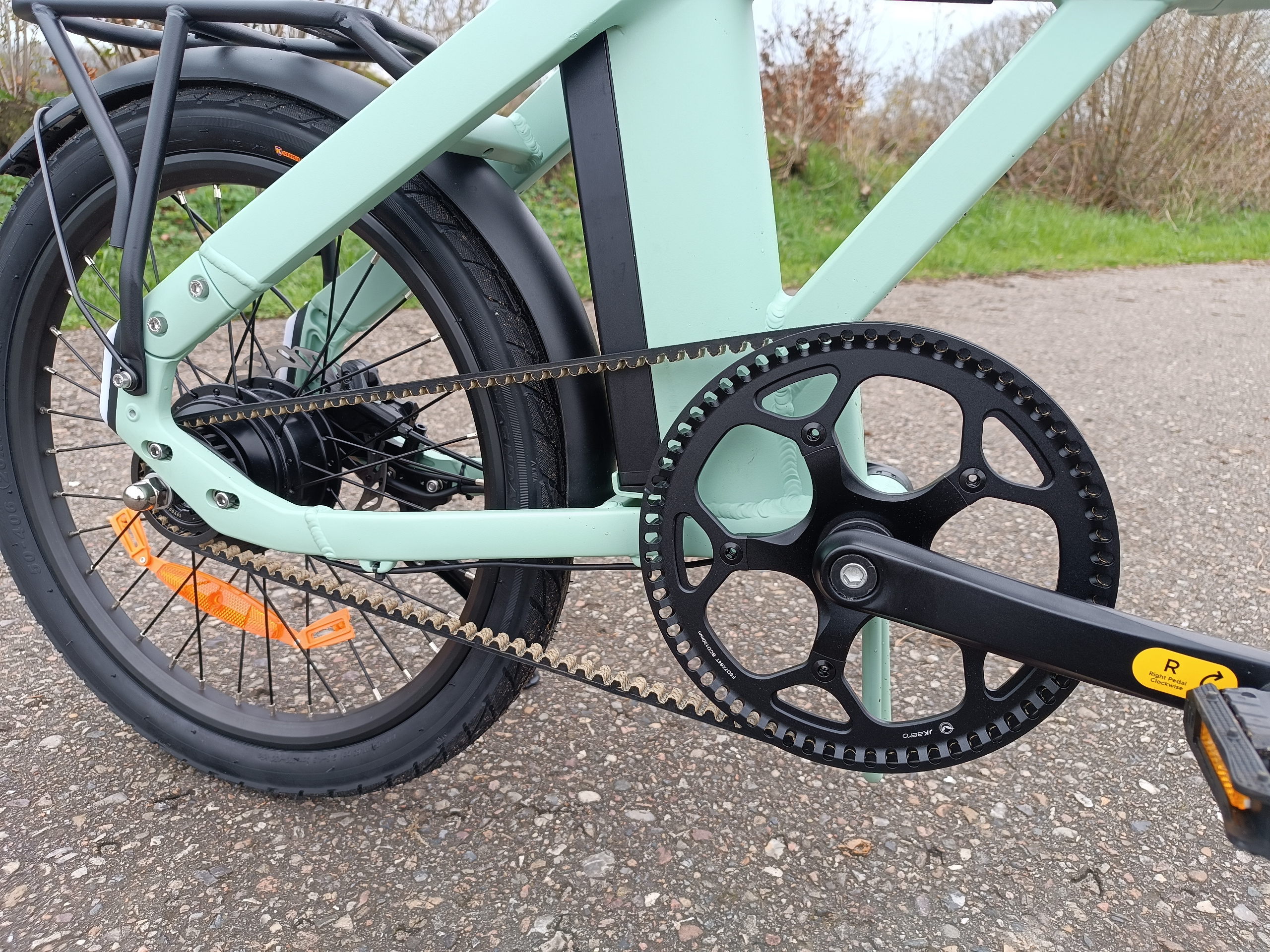 Die breiten 2,4 Zoll Reifen bieten auch im Gelände genug Grip | Quelle: ebiketester24.de