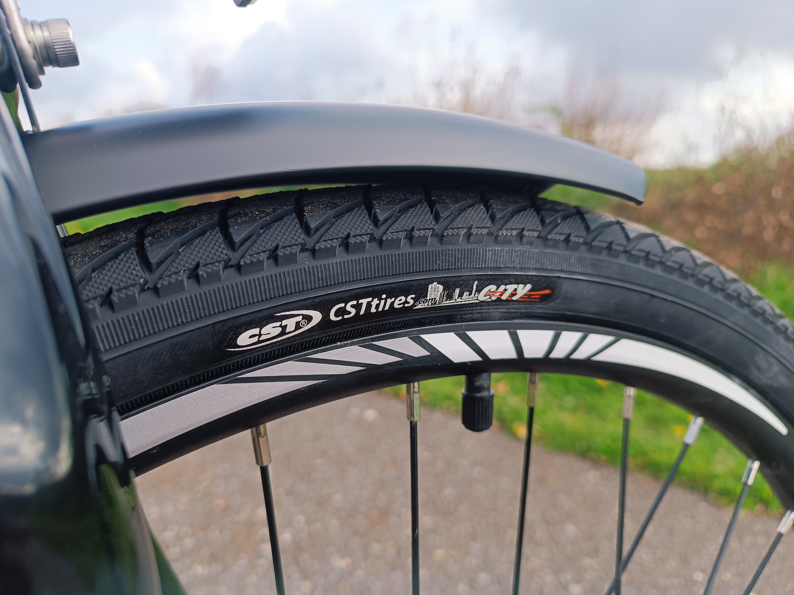 Die verbauten CST City Reifen gelten als pannensicher und besonders griffig | Quelle: ebiketester24.de