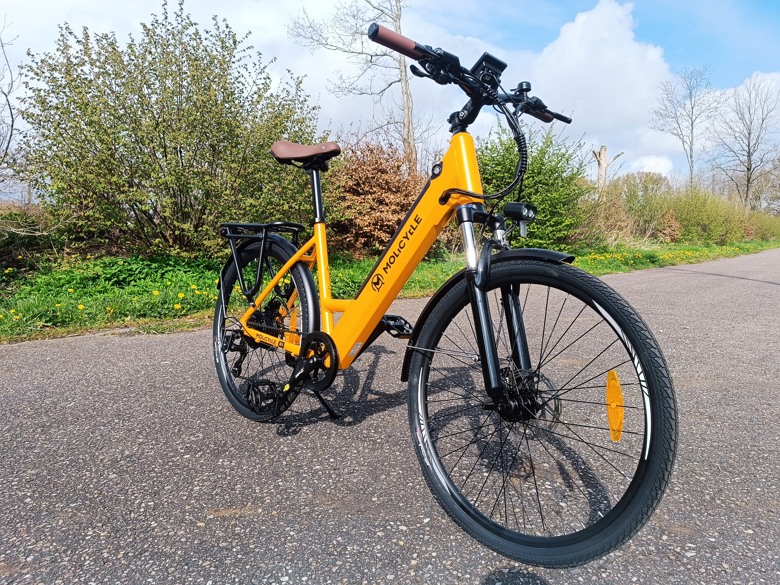 Die orangene Lackierung mit den schwarzen Akzenten gefällt mir | Quelle: ebiketester24.de