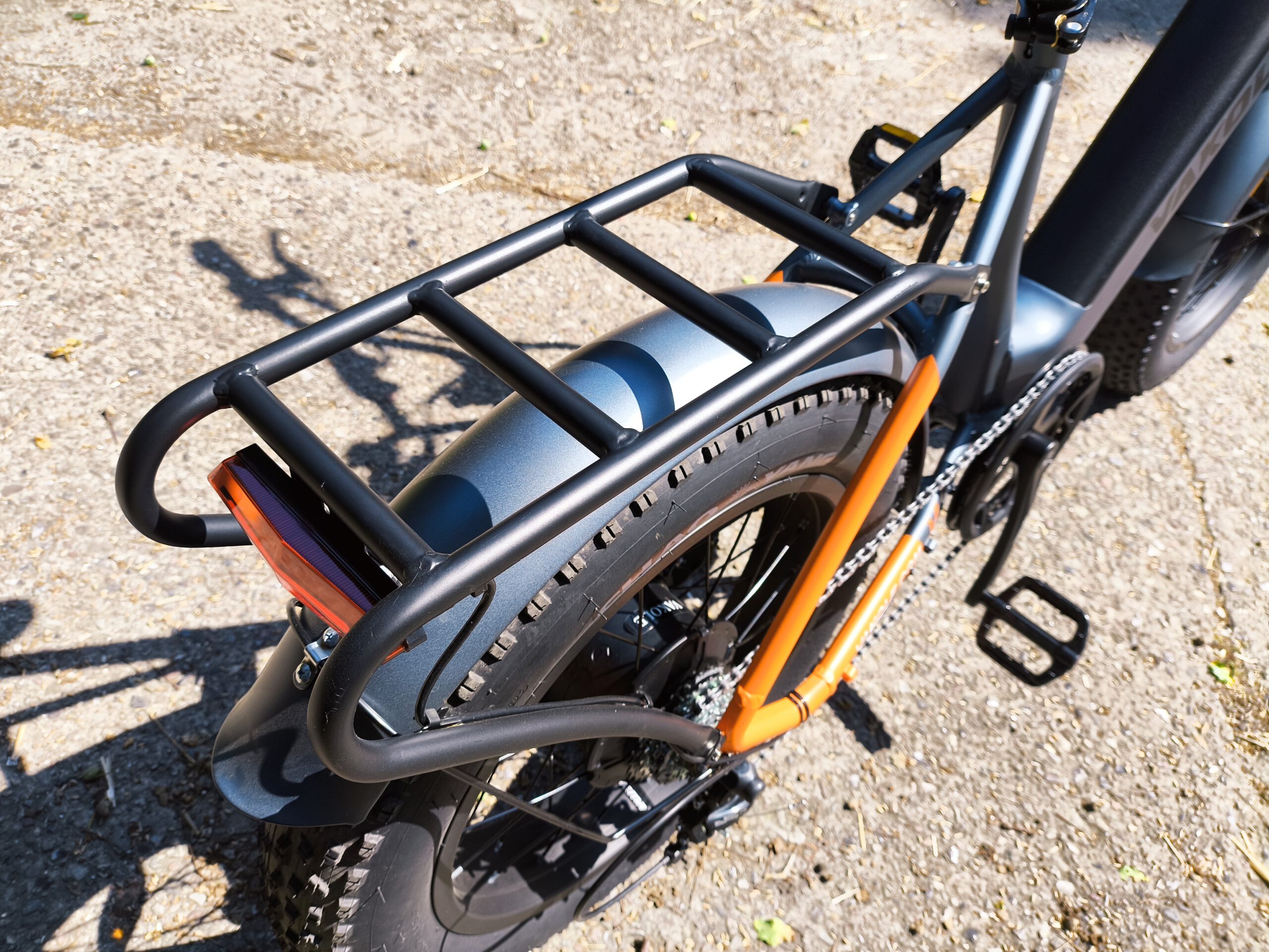 Der sehr stabile Gepäckträger kann viel Tragen | Quelle: ebiketester24.de