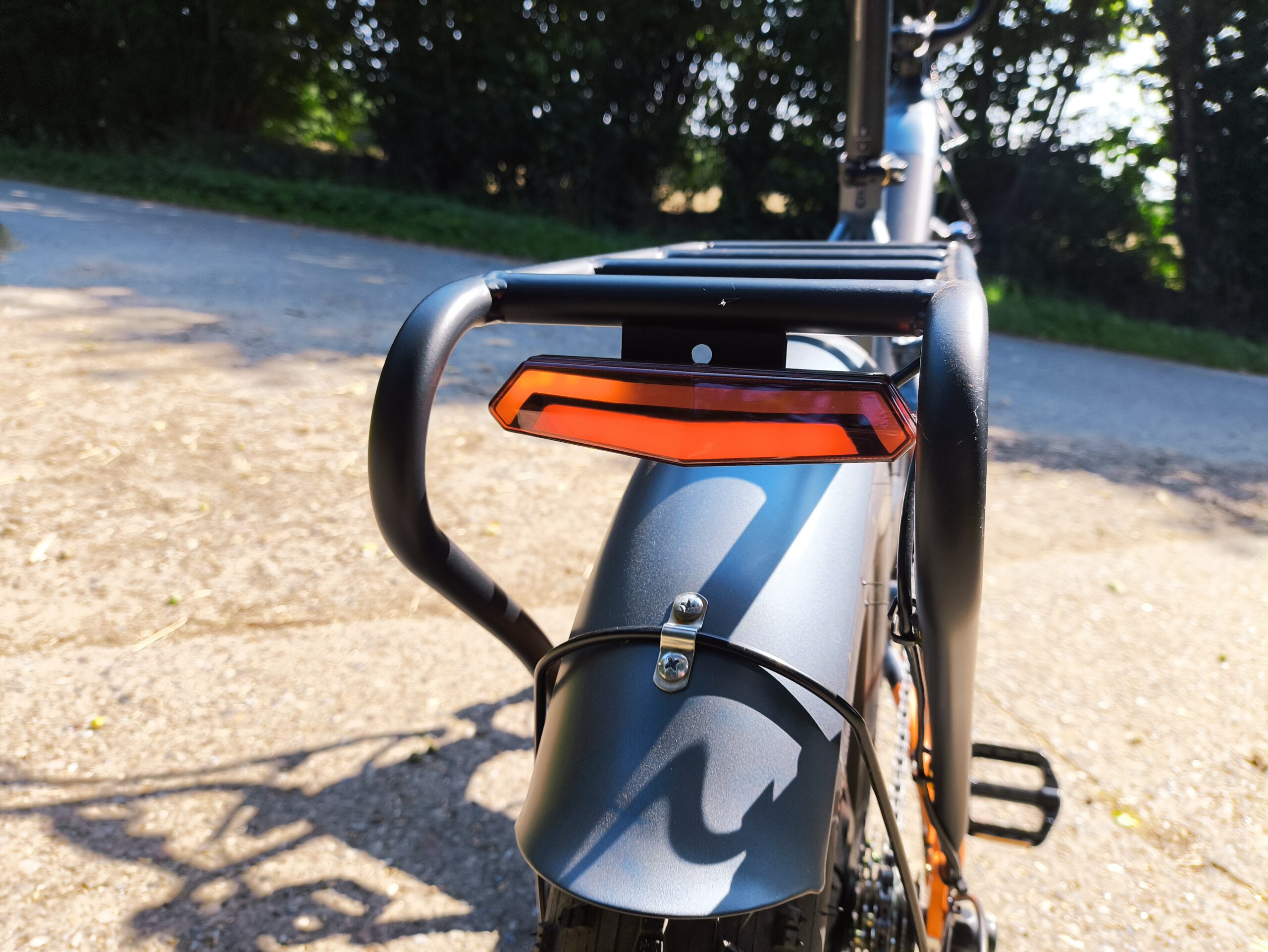 Zusätzliche Sicherheit im Test dank integrierter Blinker | Quelle: ebiketester24.de