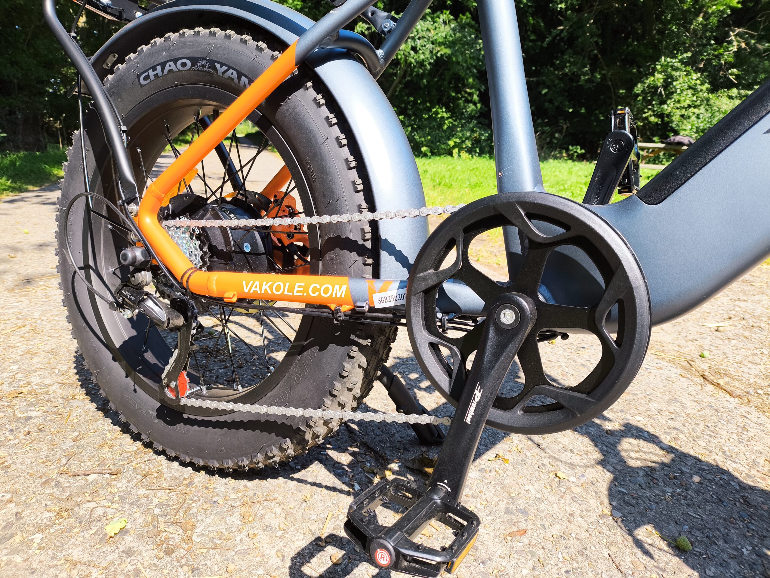 Matte Lackierung mit orangen Akzenten | Quelle: ebiketester24.de