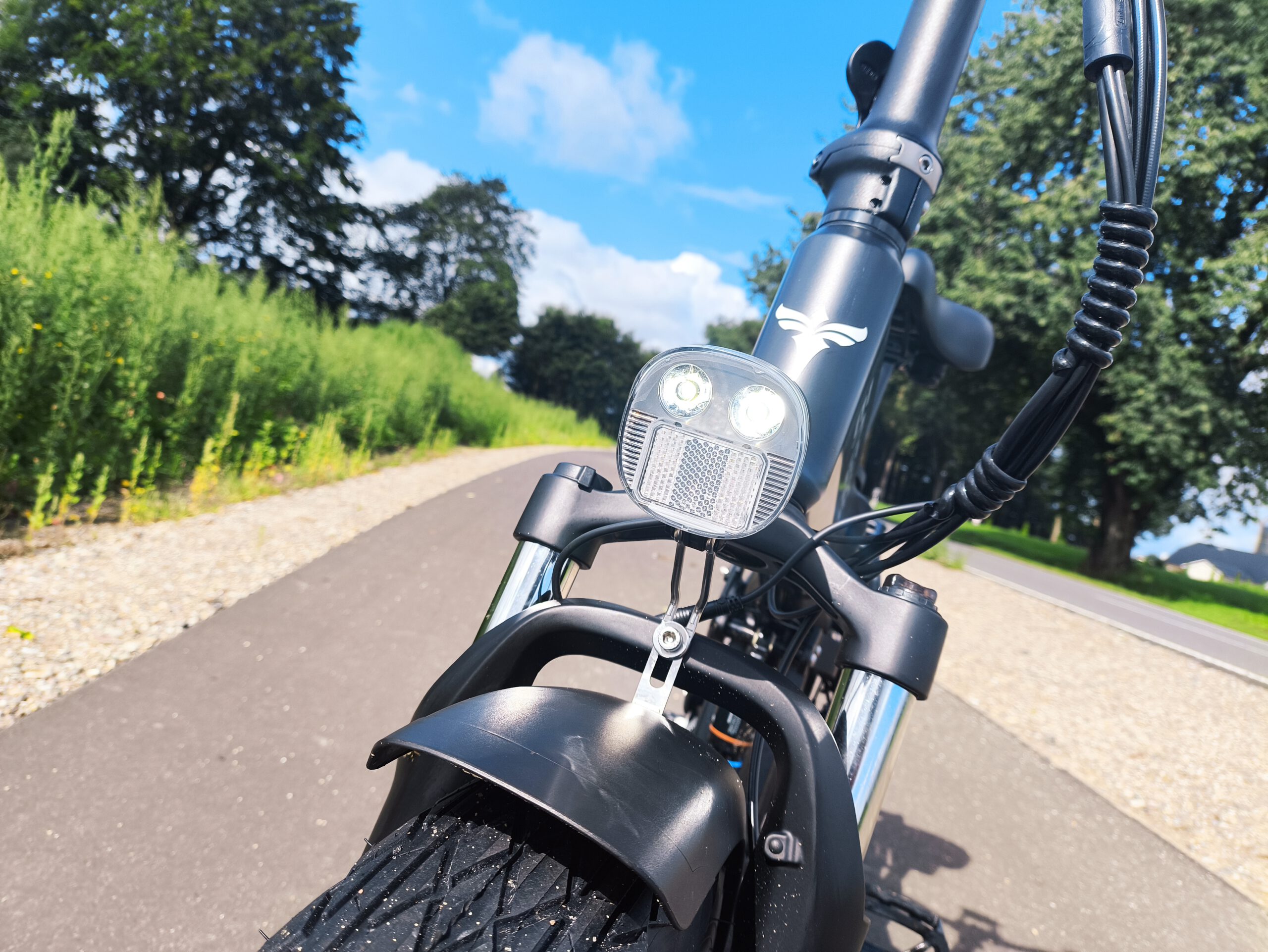 Dank LED-Frontscheinwerfer ist auch das Fahren bei Nacht sehr sicher | Quelle: ebiketester24.de