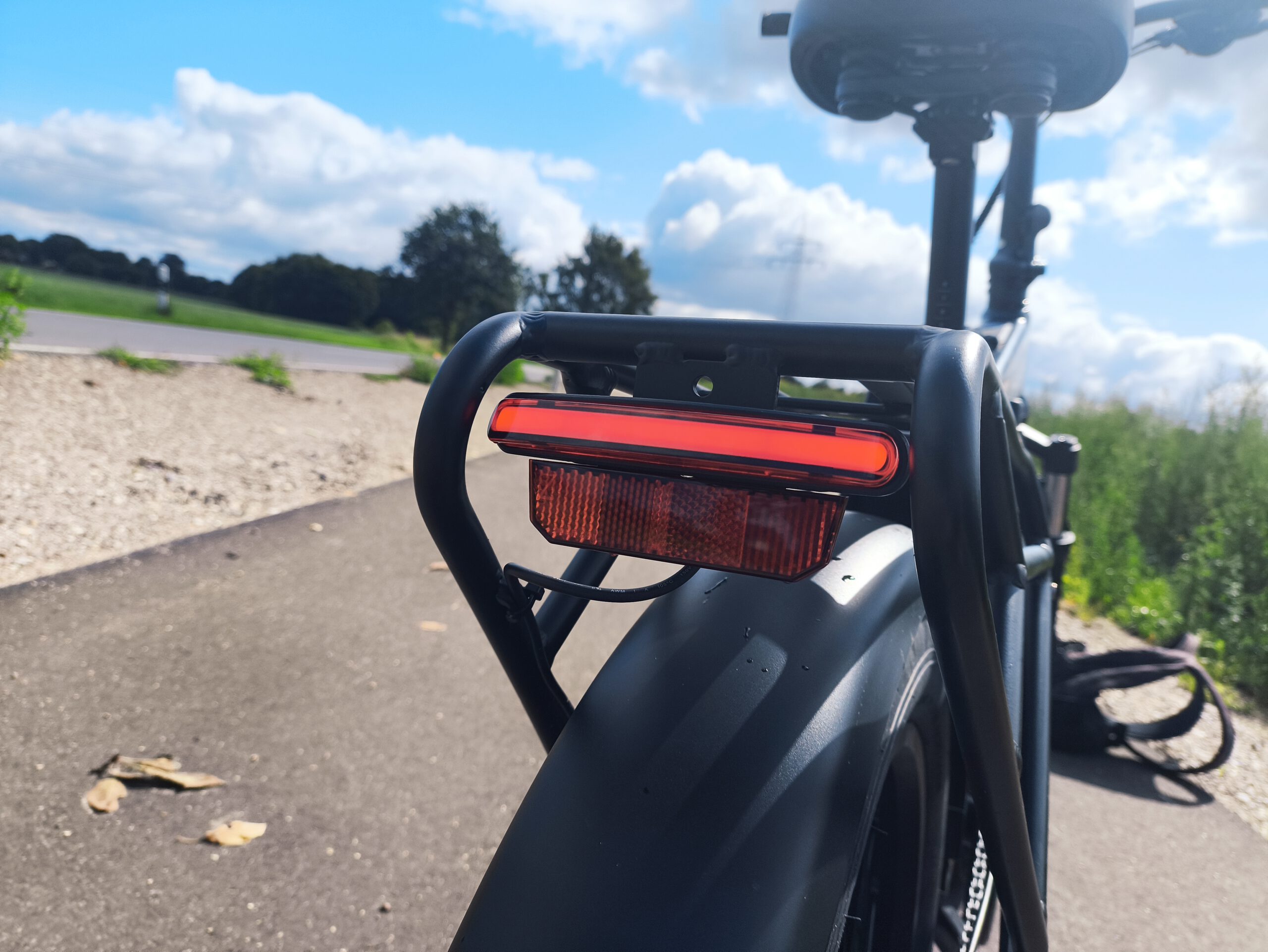 Zusätzliche Sicherheit im Test dank integrierter Bremsleuchte | Quelle: ebiketester24.de